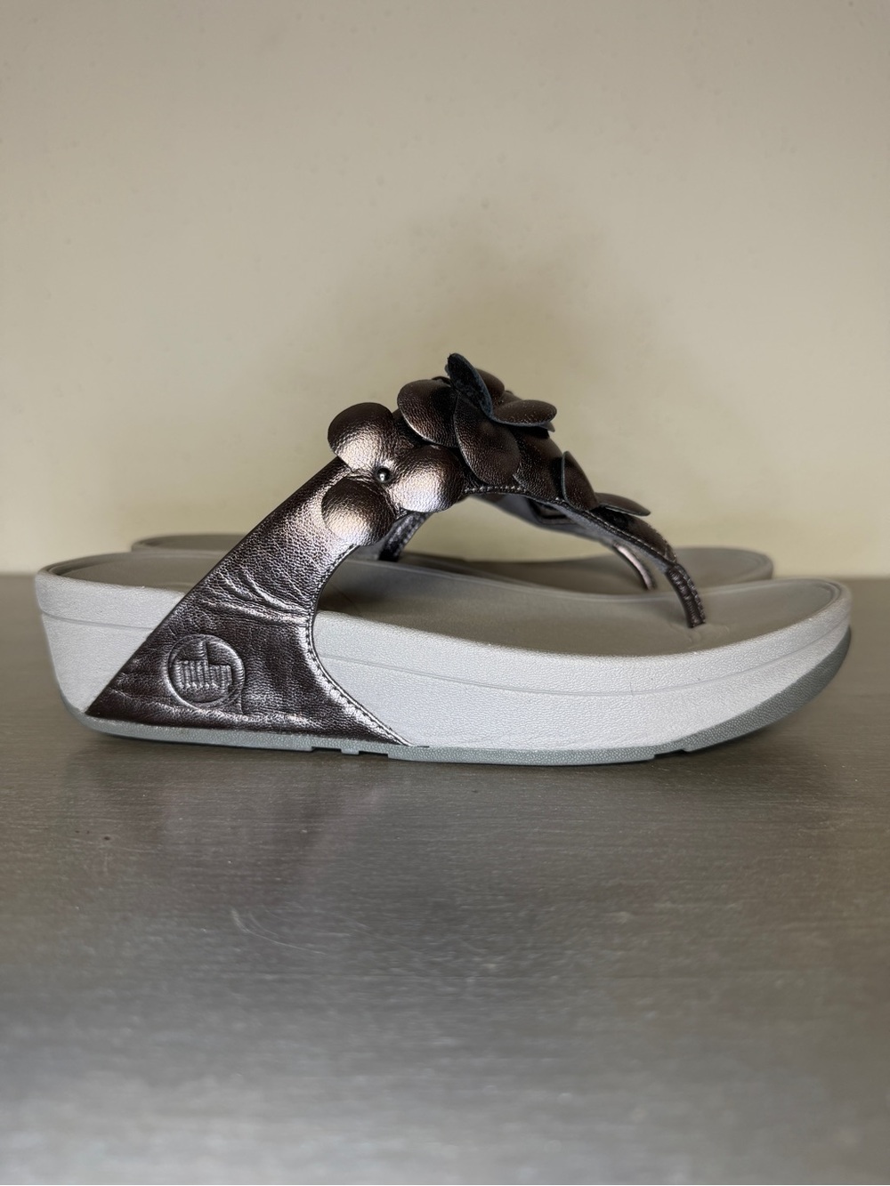 FitFlop Fleur Silver/Pewter Flower Comfort Wedge Flip Flop Thong Sandals US 6 - Picture 2 of 9